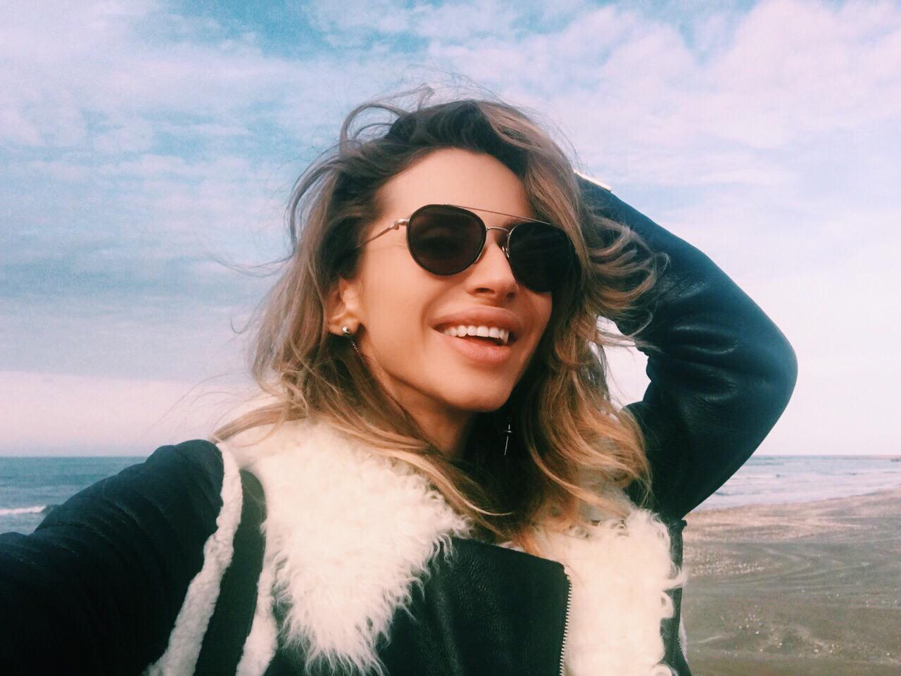 Loboda сфотографировалась на берегу Каспийского моря